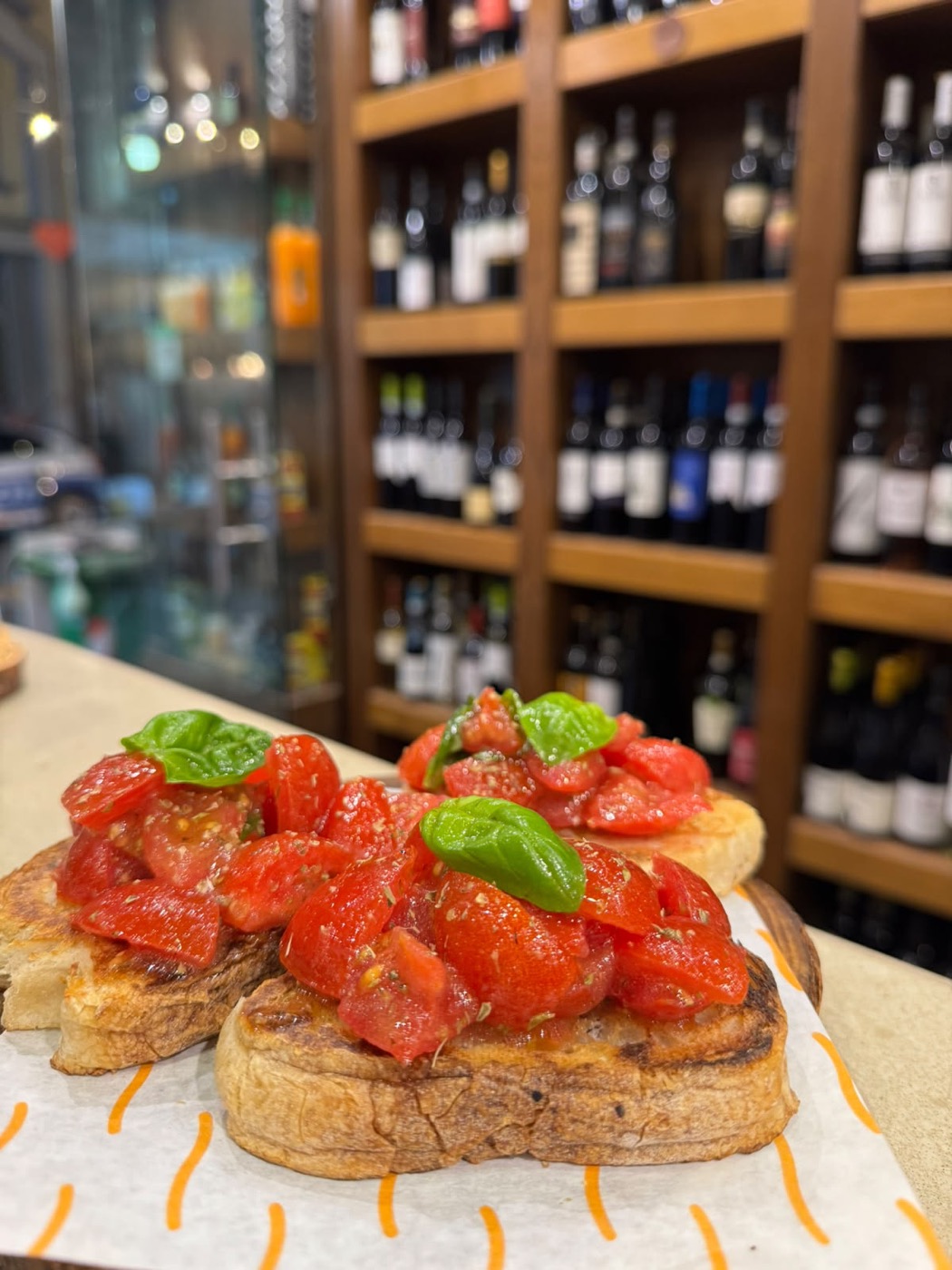 Bruschette al pomodorino e basilico