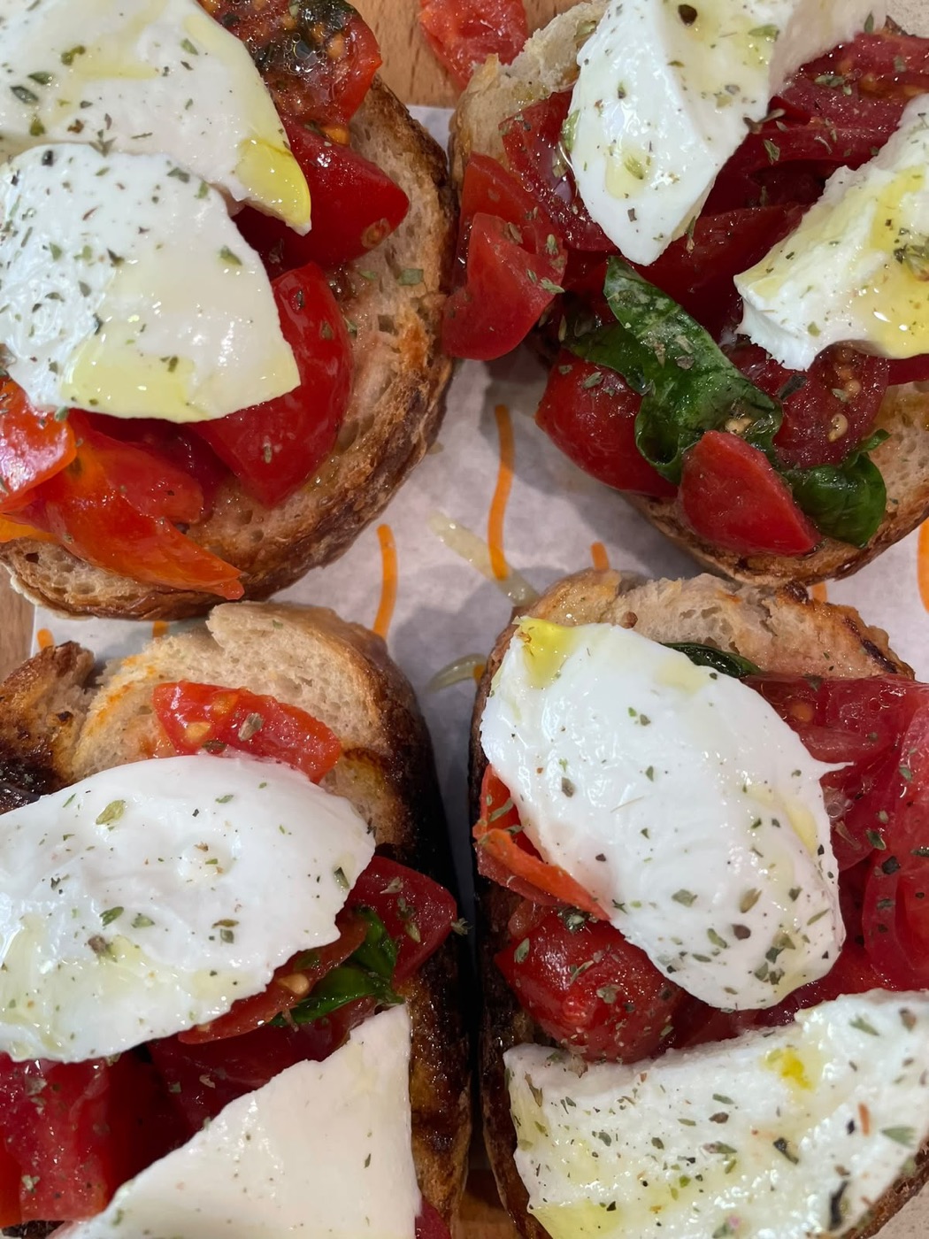 Bruschette con mozzarella di bufala e pomodoro