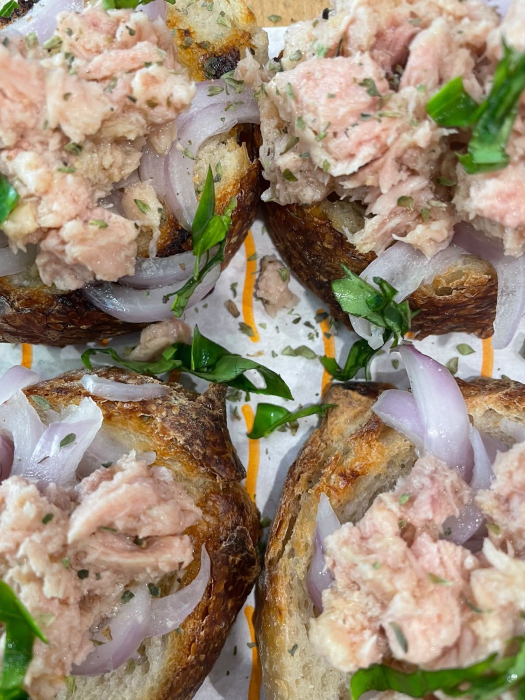 Bruschette con tonno e cipolla
