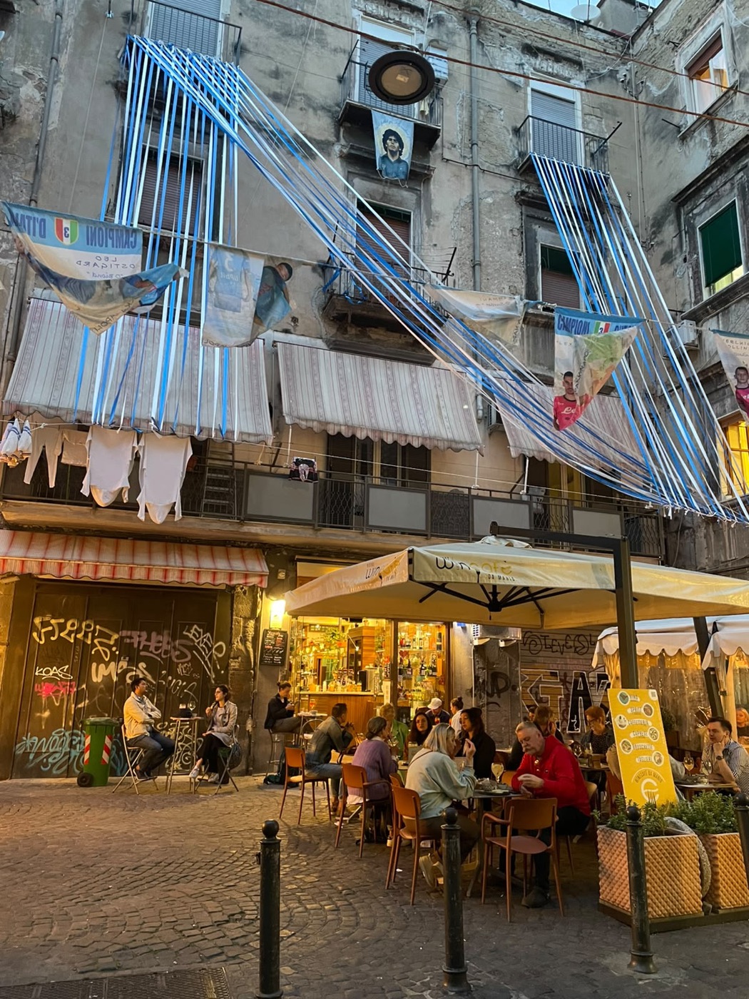 Il Winecafè da Mario di sera, tavoli all'aperto nella piazzetta