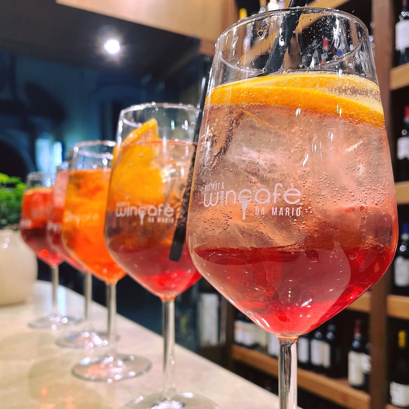 Fila di spritz nei calici brandizzati Winecafè da Mario