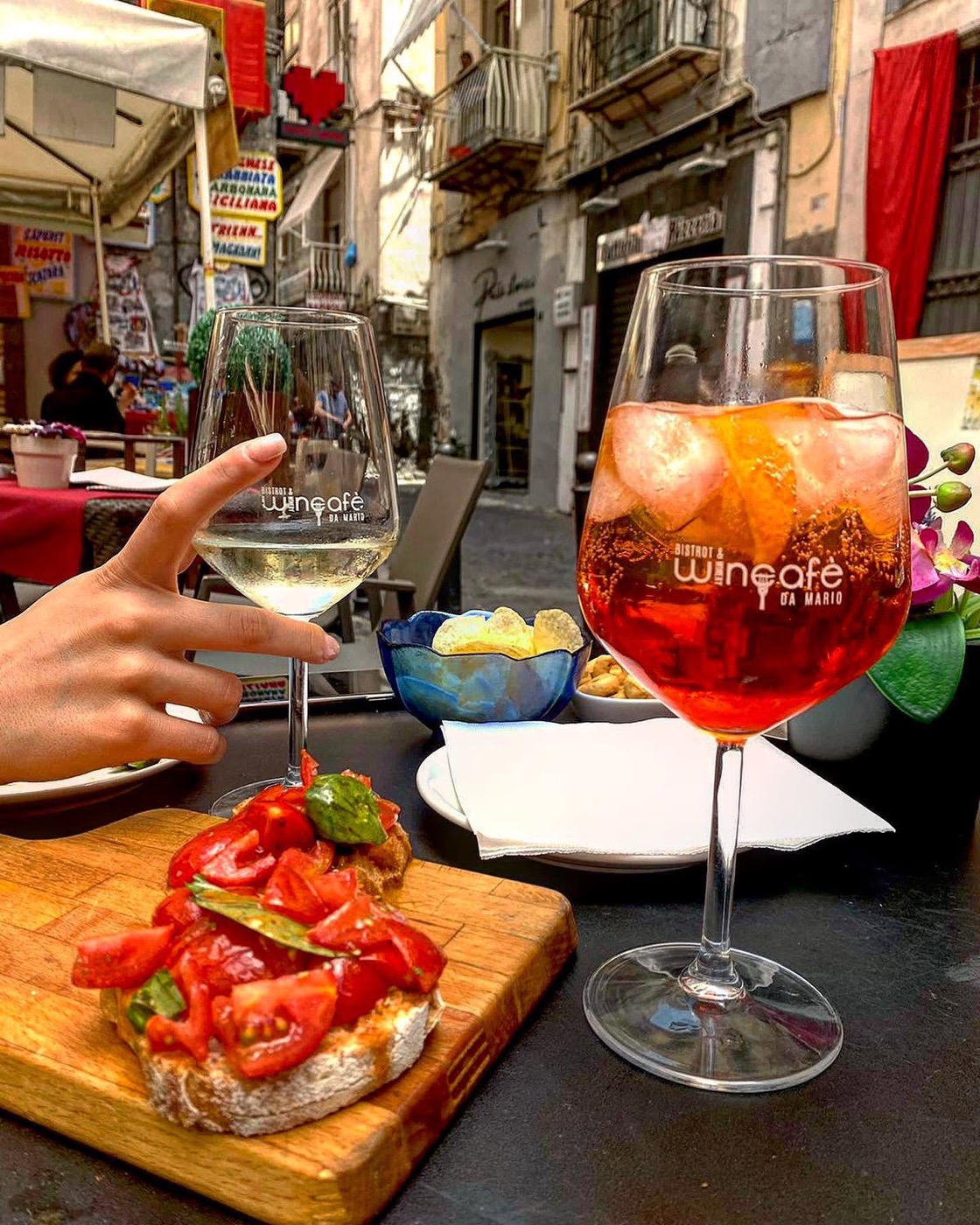 Spritz e bruschetta ai tavolini all'aperto
