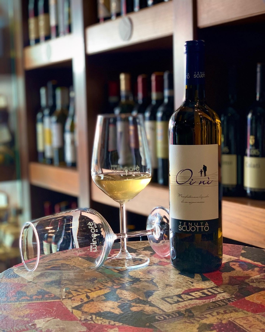 Bottiglia di Fiano Oi Ni' della Tenuta Scuotto con calici Winecafè